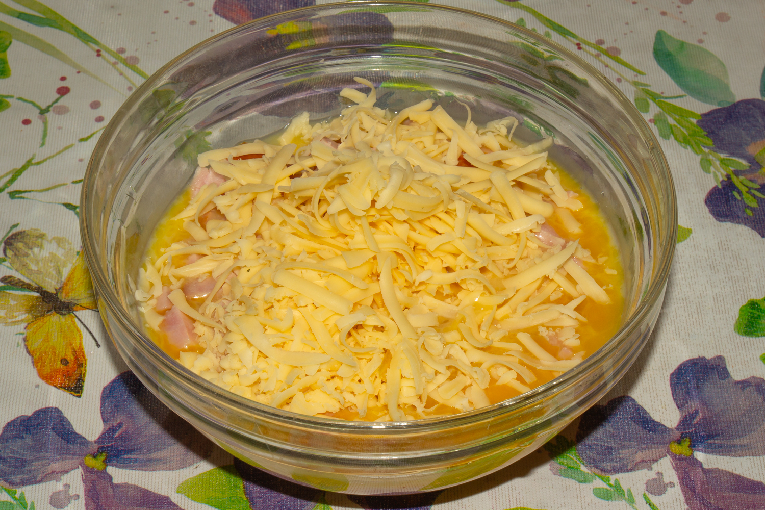 сыр смешайте с яичной смесью по рецепту Омлет в хлебе на сковороде с колбасой и сыром яйца с сыром по рецепту Омлет в хлебе на сковороде с колбасой и сыром