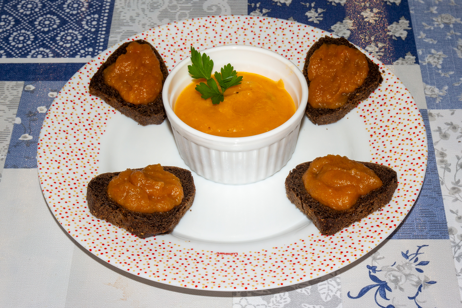 Фото к рецепту Бутерброды с кабачковой икрой Бутерброды с кабачковой икрой