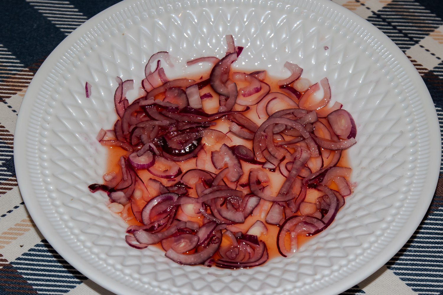 лук смешанный с уксусом по рецепту Салат из помидоров с овечьим сыром и маслинами 