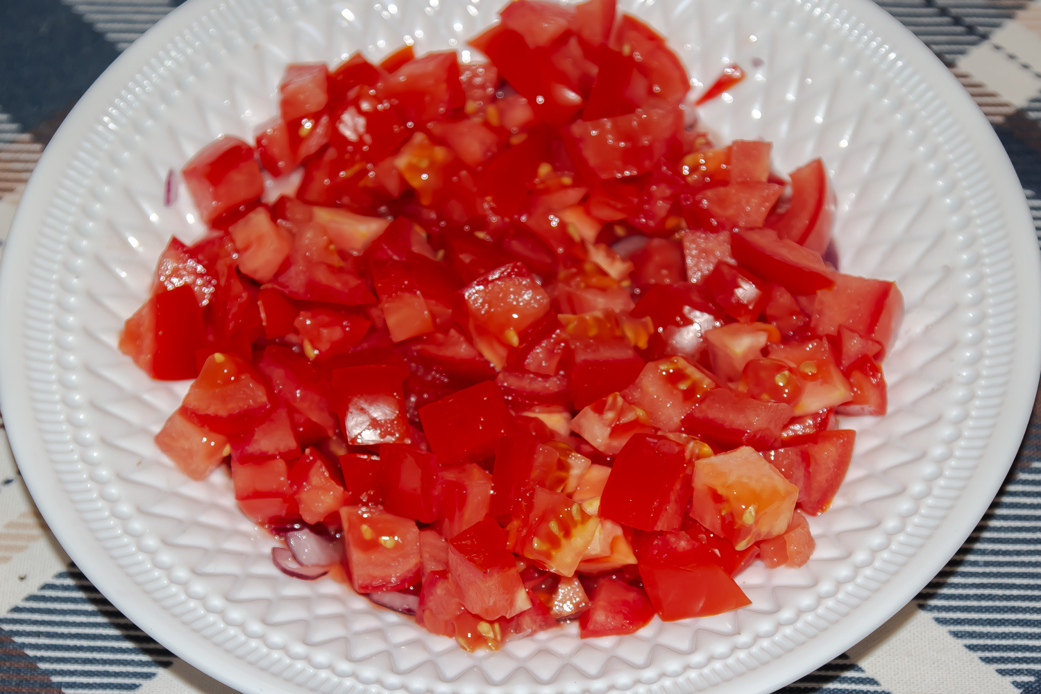 нарезанные помидоры по рецепту Салат из помидоров с овечьим сыром и маслинами 