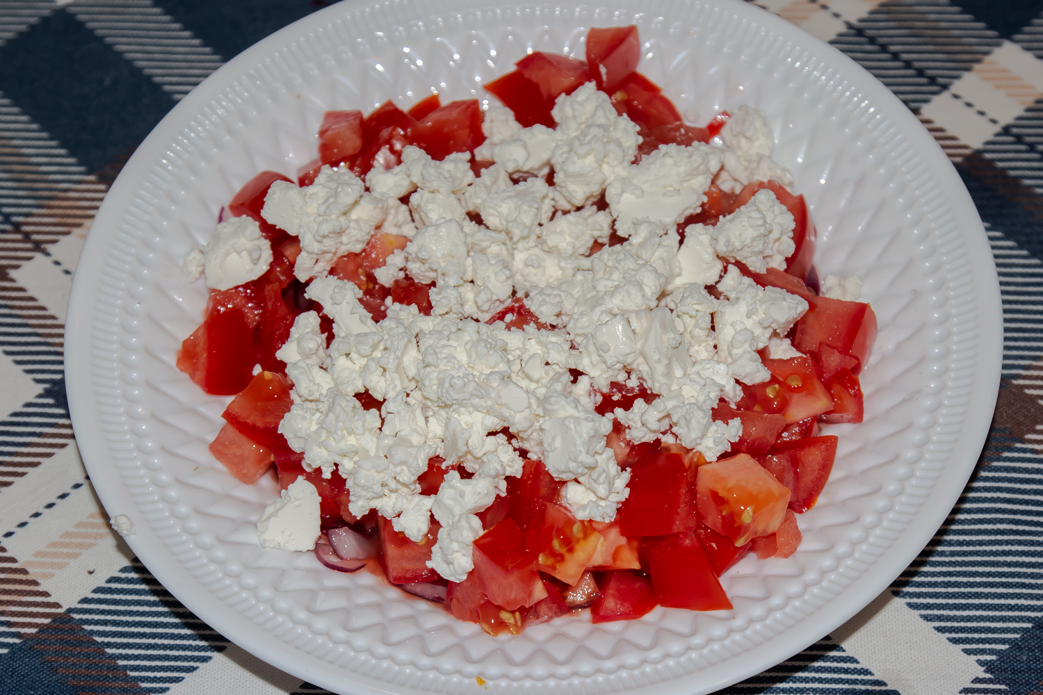 готовый салат по рецепту Салат из помидоров с овечьим сыром и маслинами 