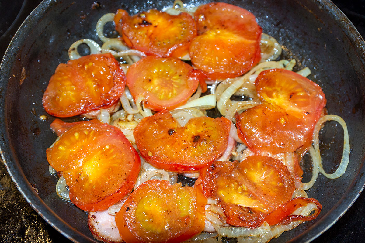 Как пожарить тушенку с помидорами
