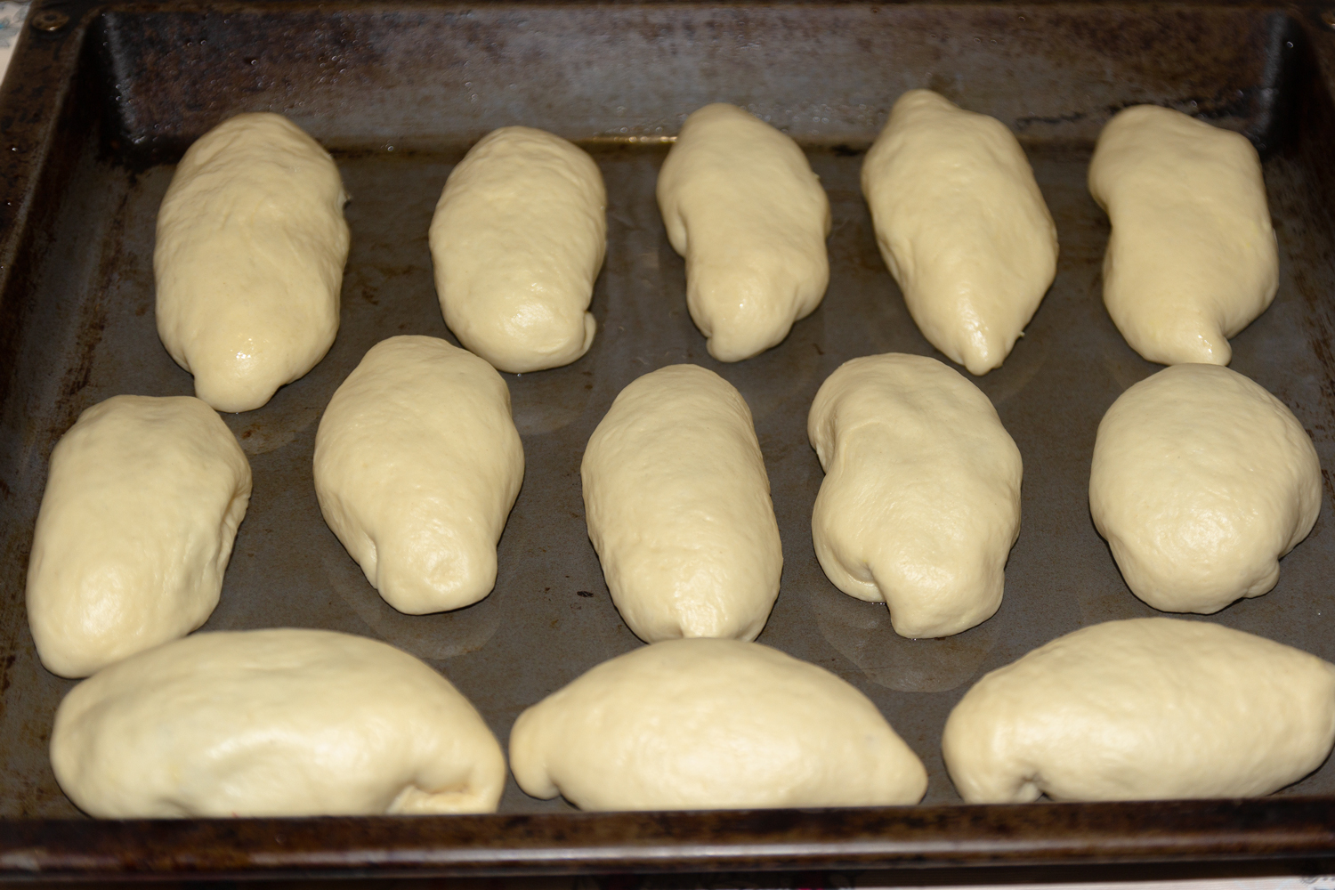 сформированные пирожки по рецепту Пирожки с картошкой, луком и грибами
