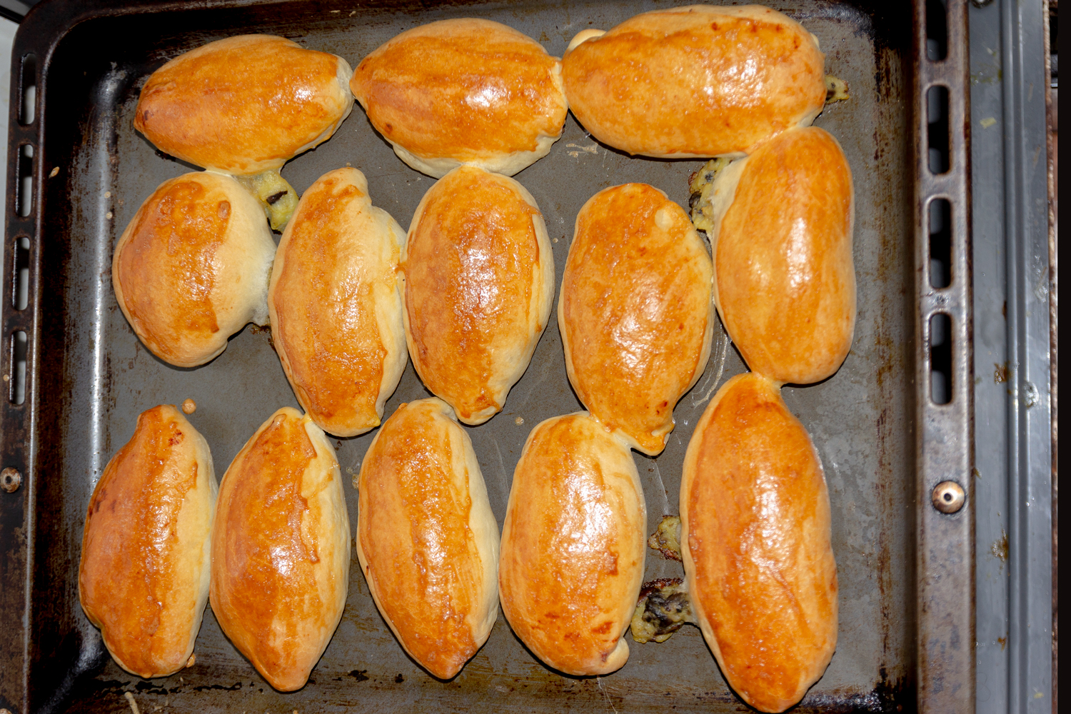 готовые пирожки по рецепту Пирожки с картошкой, луком и грибами