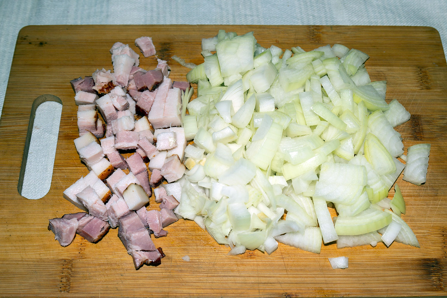 нарезаем лук и бекон кубиками для рецепта Кролик по-средиземноморски