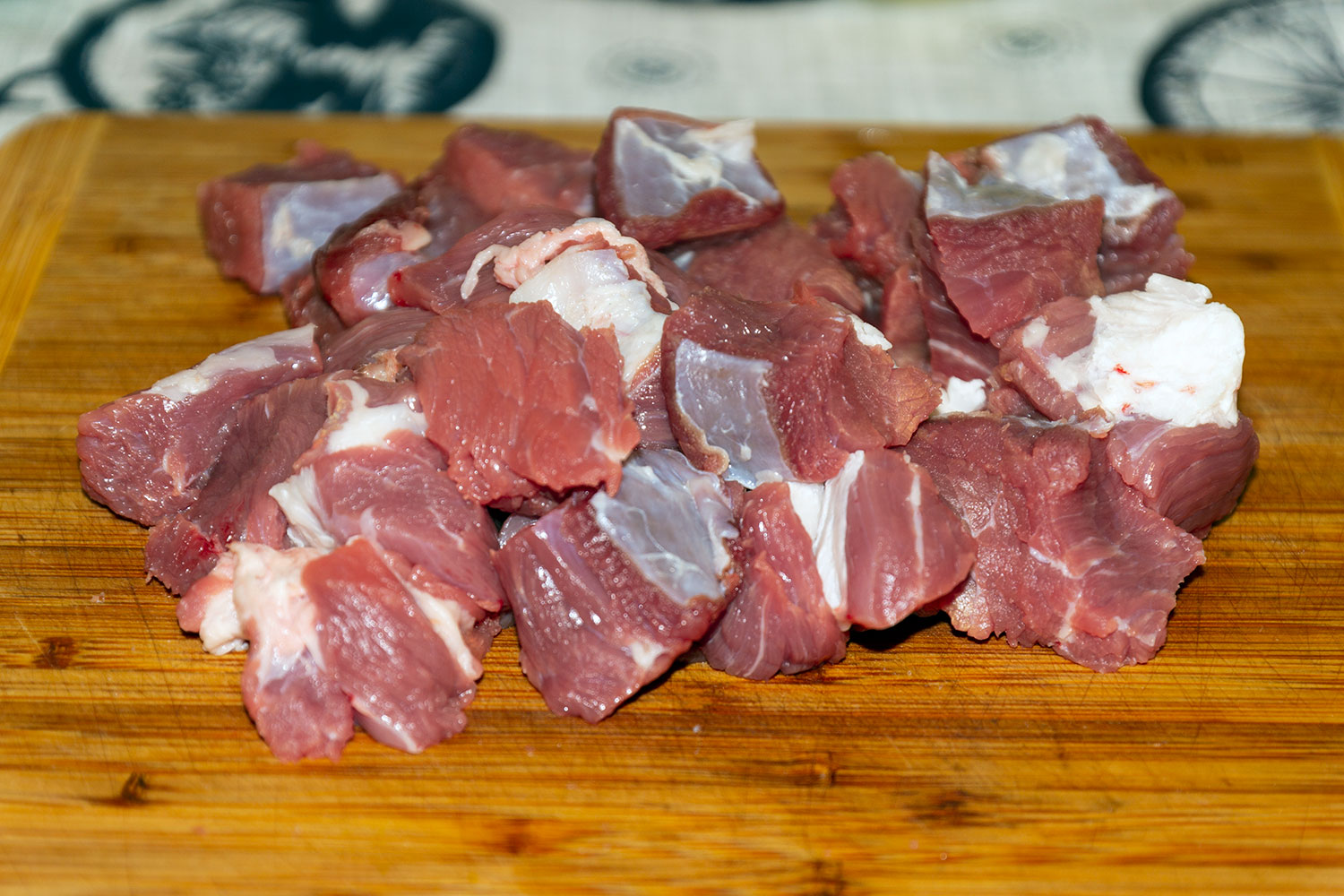 Нарезаем мясо кусочками для рецепта Жаркое в горшочке по-уральски