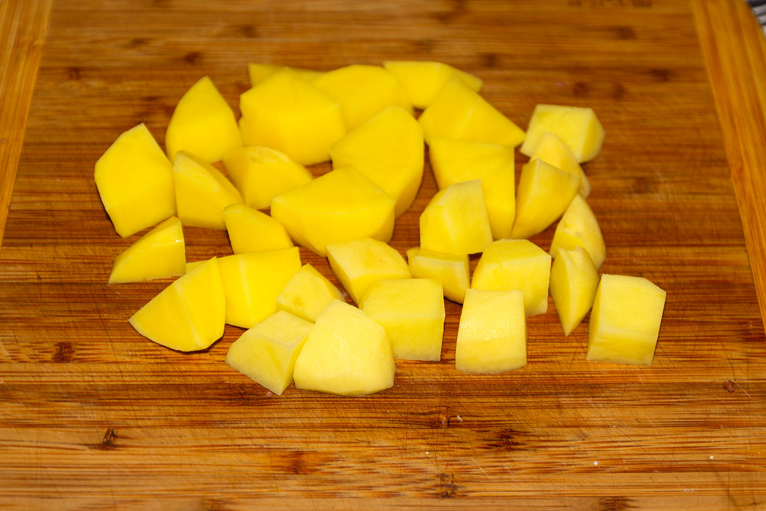 Нарезаем картофель кубиками для рецепта Жаркое в горшочке по-уральски