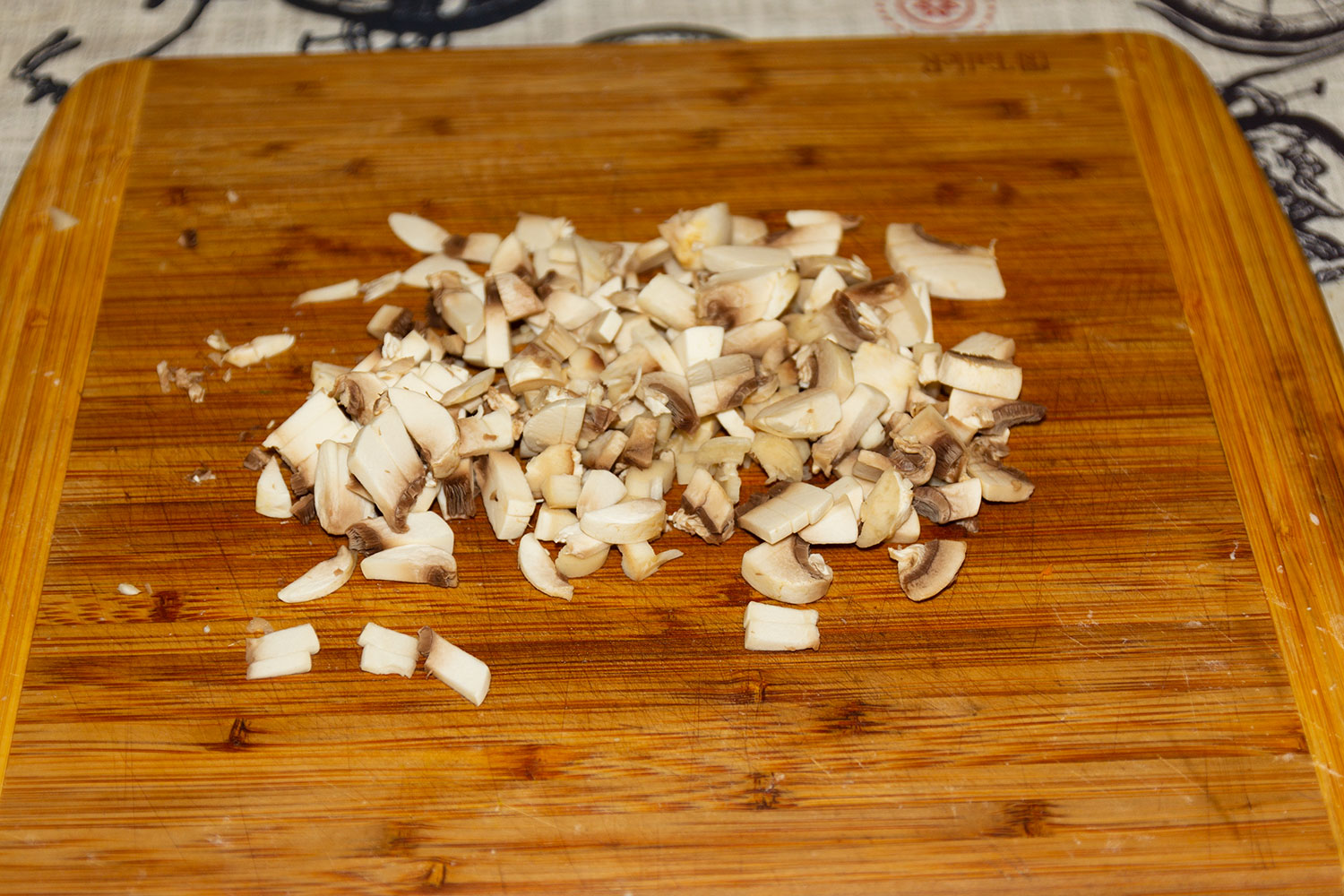 Нарезаем мелко грибы для рецепта Жаркое в горшочке по-уральски