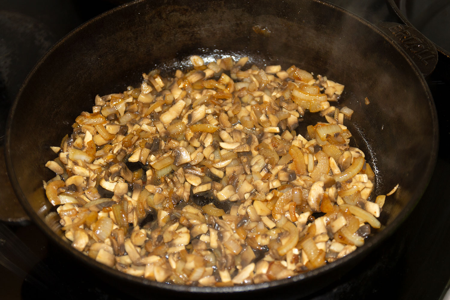 Обжариваем лук и грибы для рецепта Жаркое в горшочке по-уральски