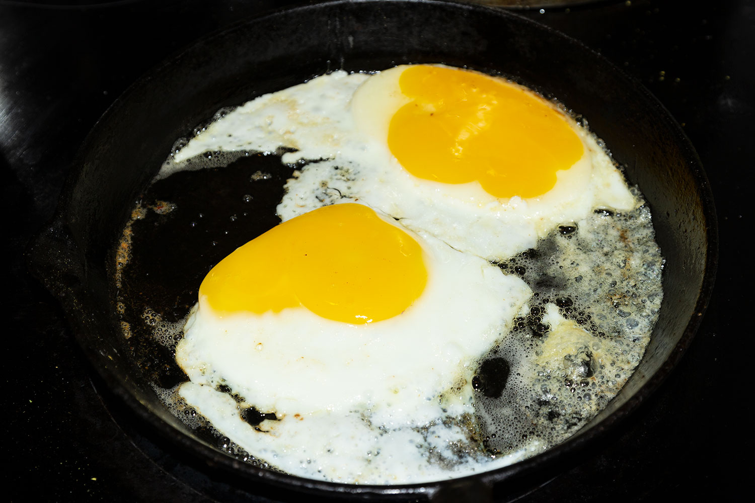 Жарим яйца для рецепта яичница с шампиньонами