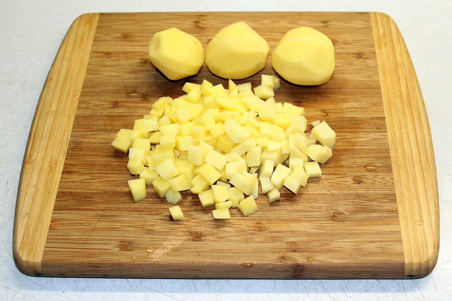Режем картофель для супа с фрикадельками