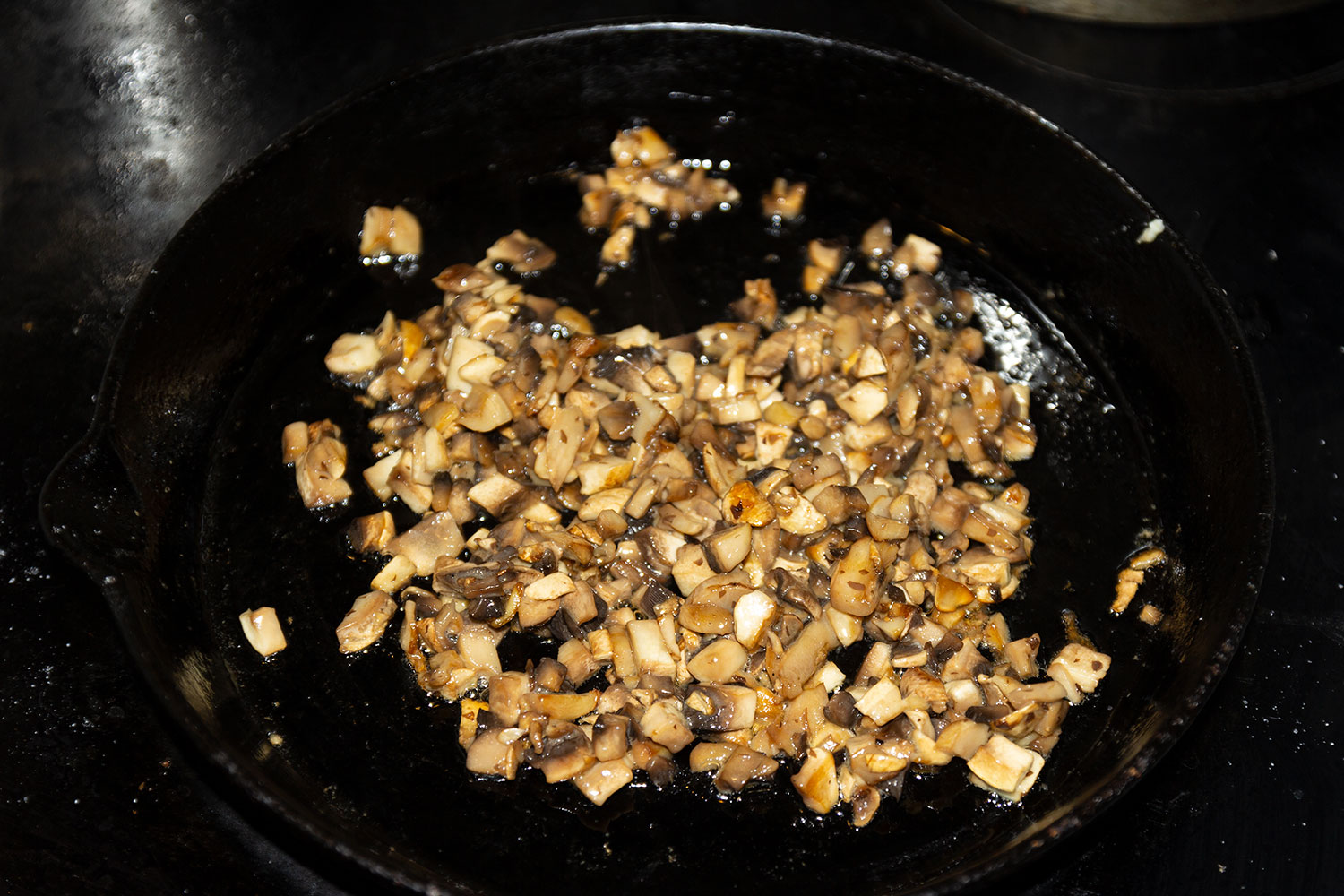 Обжариваем грибы для рецепта мясные шарики Подарочки