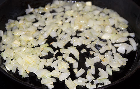 Салат из морской капусты, обжаривание лука