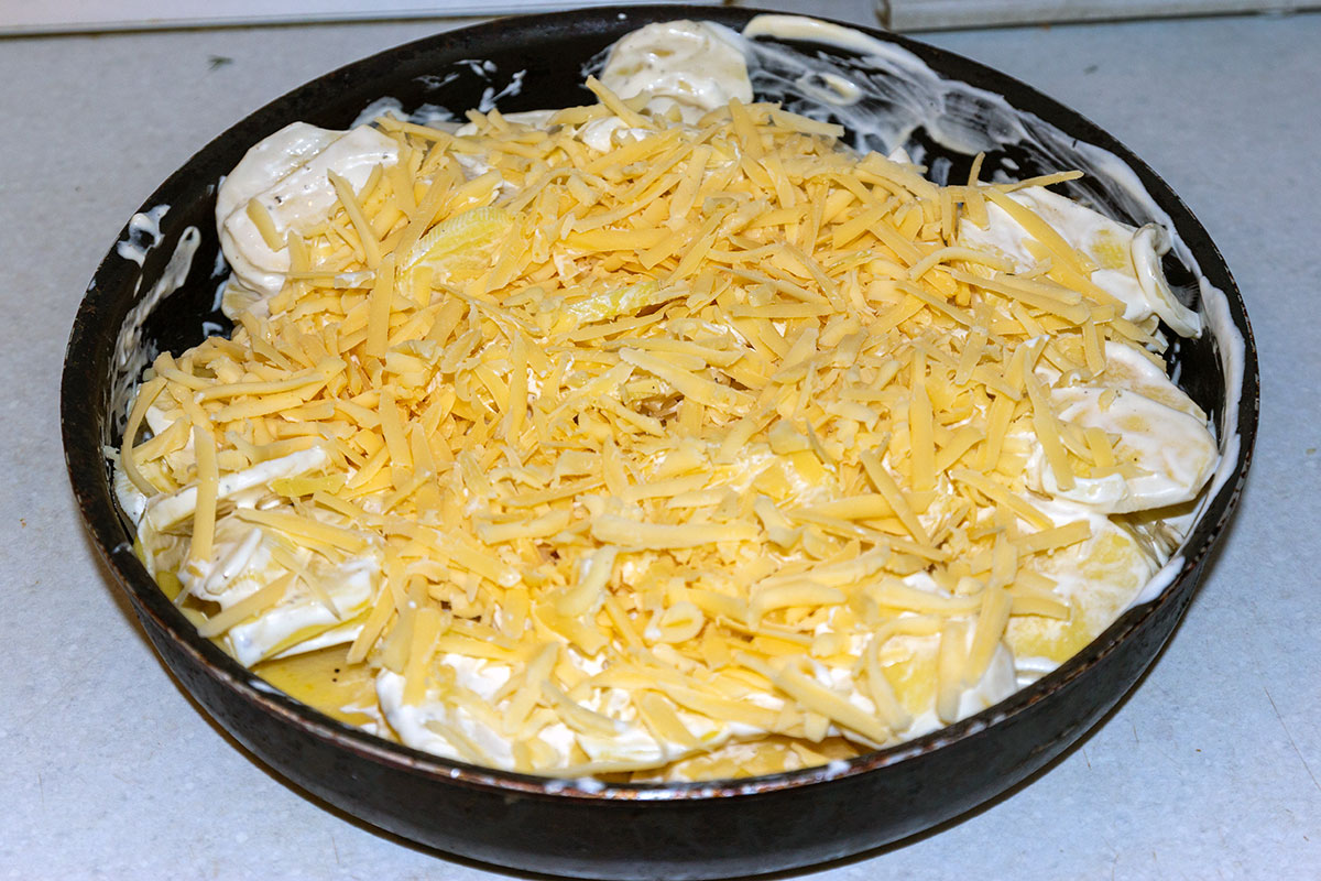 Посыпаем картофель сыром