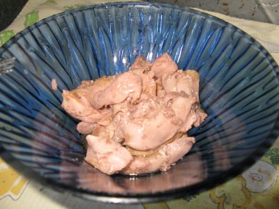 Салат с печенью трески (печень трески в тарелке)