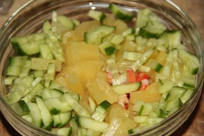 Салат с креветками и ананасом
