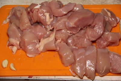 нарезанные кусочки мяса курицы