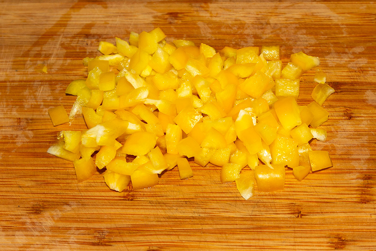 Нарезаем жёлтый перец