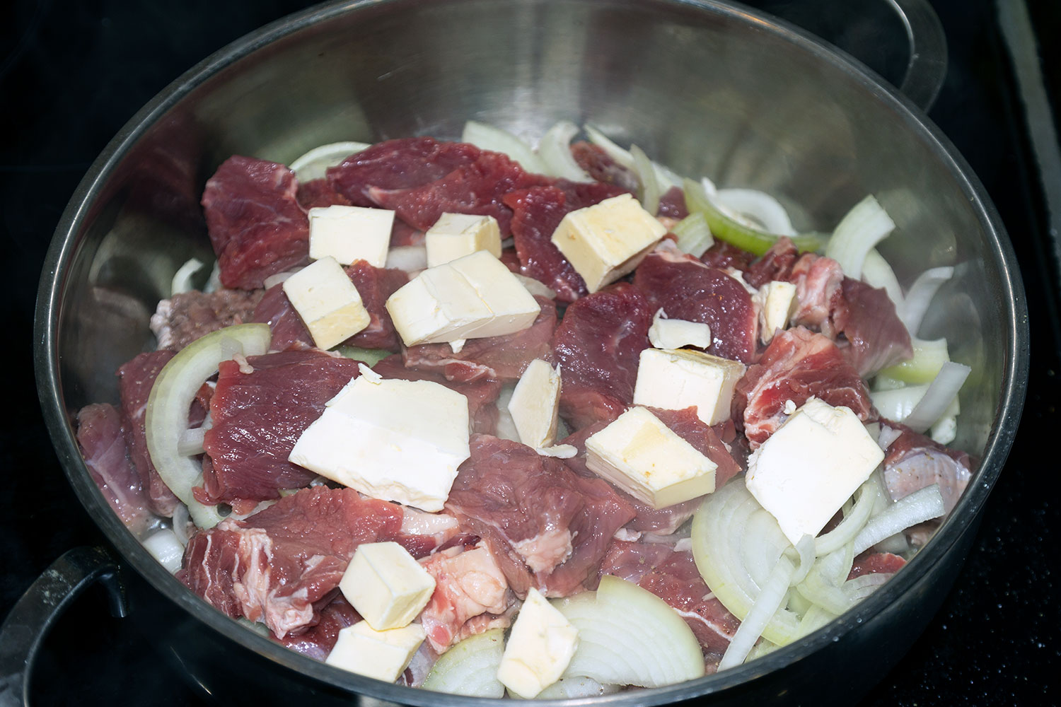Нарезать мясо и лук для рецепта