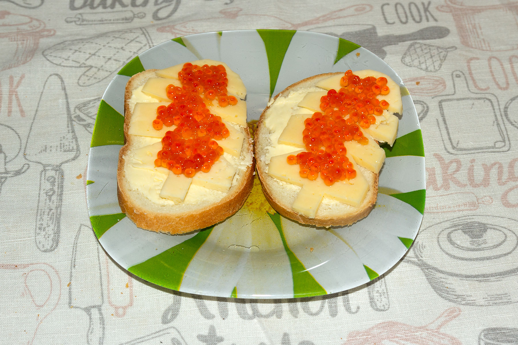 Бутерброд с красной икрой и твердым сыром