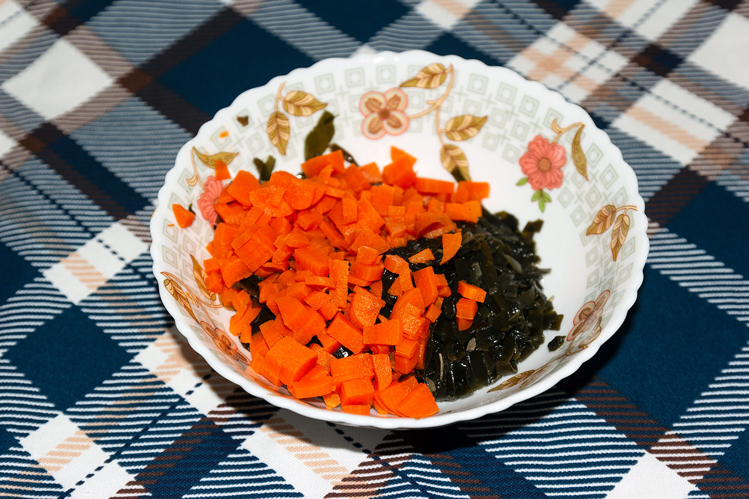 Выкладываем в салатник морскую капусту и морковь для рецепта Салат с морской капустой, морковью и яйцом