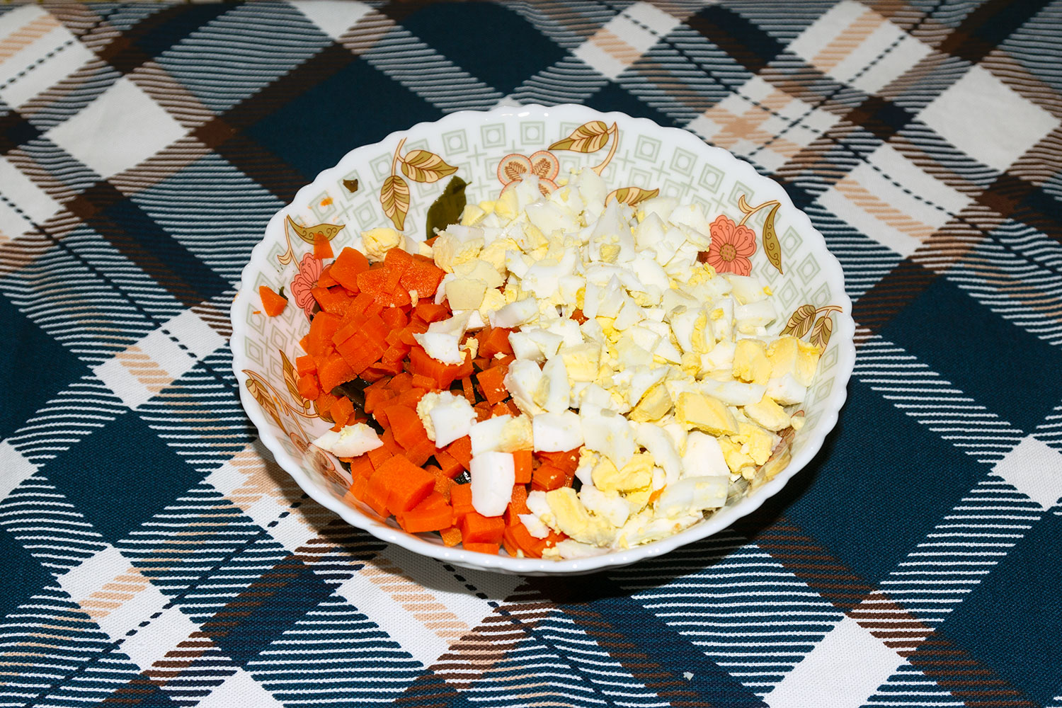 Нарезать яйца для рецепта Салат с морской капустой, морковью и яйцом