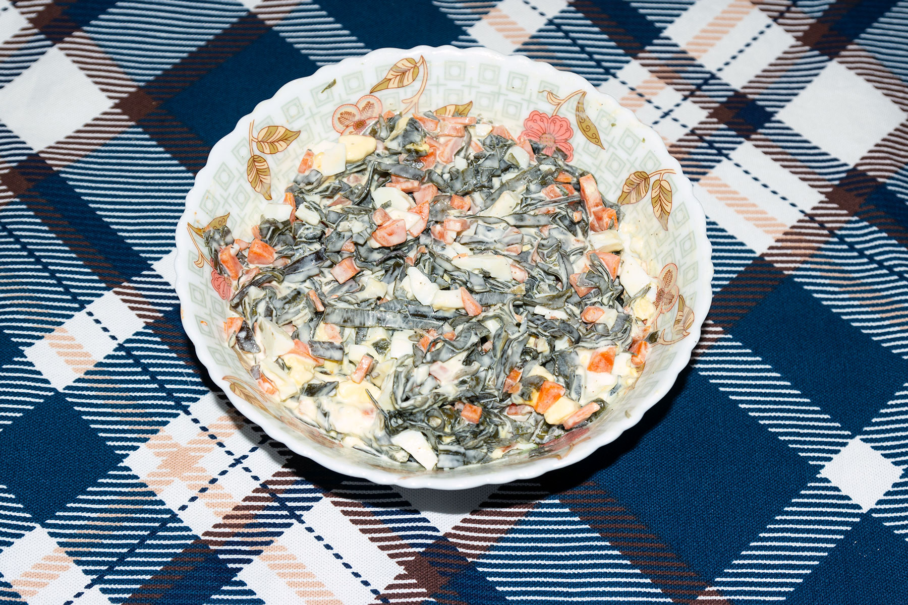 Нарезанные ингредиенты для рецепта Салат с морской капустой, морковью и яйцом
