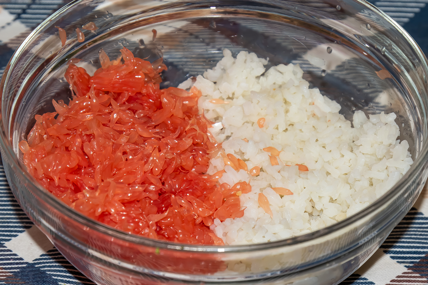 все ингредиенты смешать по рецепту Салат из копченой утки и грейпфрута